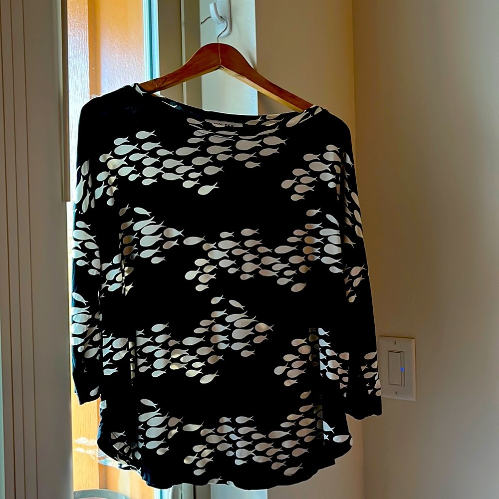 Ava Sky Black Origami Fish Long Sleeve in Small